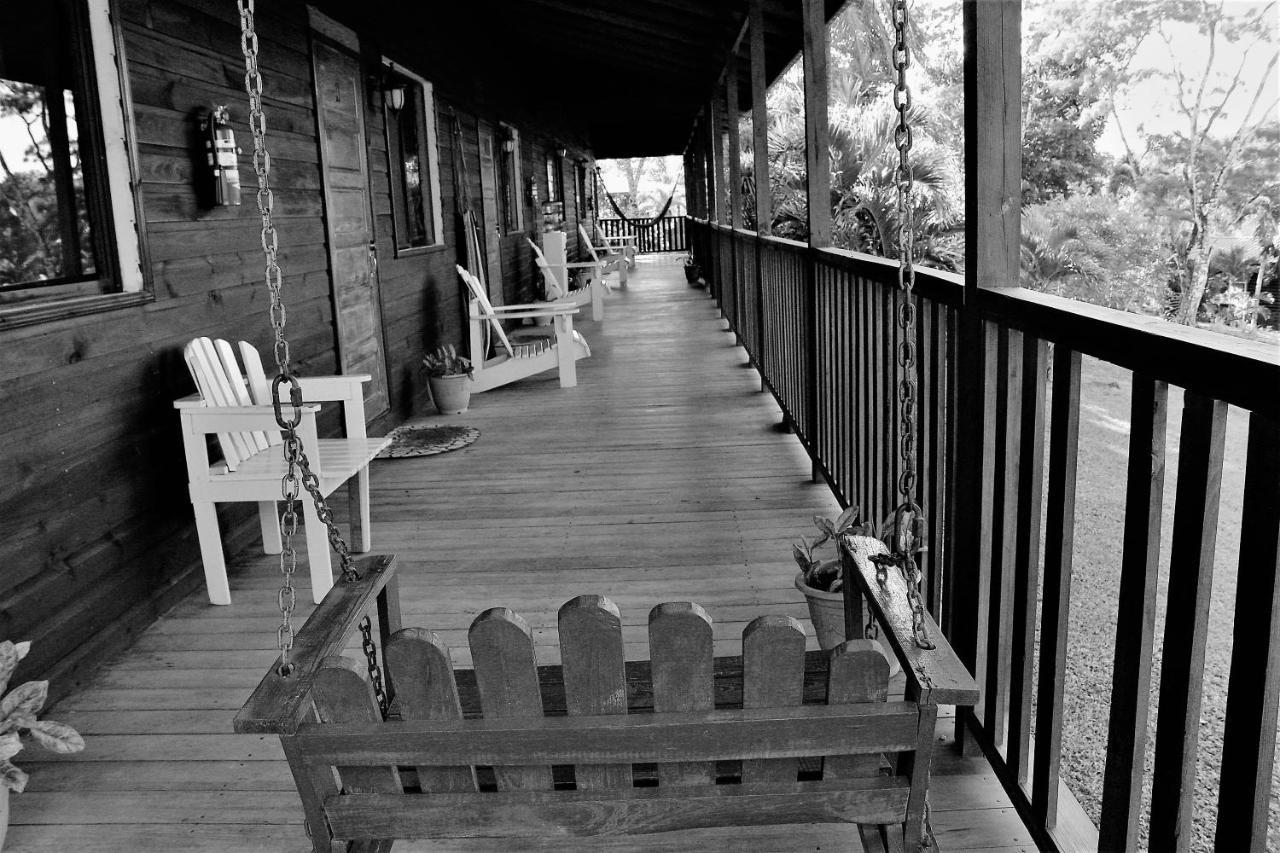The Log Cab-Inn Сан-Игнасио Экстерьер фото